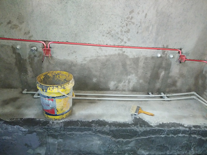 電路線槽安裝：明裝電線槽固定，還要視墻面情況而定，可以用的方法也很多，比如自攻釘、鋼釘、膠粘和膨脹塞等，都可以將明裝電線槽固定好。但千萬別用玻璃膠粘，玻璃膠對銅線的輻射性太大。1、線槽平整無扭曲變形，內(nèi)壁無毛刺，接縫處緊密平直，各種附件齊全。 2、線槽連接口處應平整，接縫處緊密平直，槽蓋裝上應平整，無翹角，出線口位置正確。 3、線槽經(jīng)過變形縫時，線槽本身應斷開，線槽內(nèi)用連接板連接，不得固定，保護地線應有補償余量，線槽CT300＊100以下與橫旦固定1個螺栓，CT400＊100以上必須固定2個螺栓。 4、非金屬線槽所有非導電部分均應相應連接和跨接，使之成為一個整體，并做好整體連接。 5、敷設在豎井內(nèi)的線槽和穿越不同防火區(qū)的線槽，按設計要求位置設防火隔堵措施。 6、直線端的鋼制線槽長度超過30m加伸縮節(jié)，電纜線槽跨變形縫處設補償裝置。 7、金屬電纜線槽間及其支架全長應不小于2處與接地（PE）或接零（PEN）干線相連接。 8、非鍍鋅電纜線槽間連接板的兩端跨接銅芯接地線，接地線最小允許截面積不小于BVR－4mm。 9、鍍鋅電纜線槽間連接板的兩端不跨接接地線，但連接板兩端不小于2個有防松螺帽或防松墊圈的連接固定螺栓。