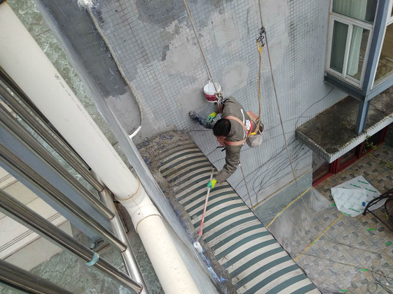 外墻涂刷防水：清理基層，新舊面層必須清理干凈，不得有雜物和灰塵，以免影響粘結(jié)強度，涂刷防水涂料時基層應干燥?；鶎忧謇砉ば蛲瓿芍螅酉聛?，清理死角，也就是所謂的陰陽角、施工縫、伸縮縫等比較重要的部位進行處理，尤其注意的是泄水孔要加強處理，需要涂刷2－3遍防水底層涂料。將攪拌均勻的晨光防水涂料根據(jù)現(xiàn)場要涂刷的面積開始涂刷，基層涂刷要大于粘卷材的面積，不要超過三十。刷第二次涂料之前必須要等一次涂料完全凝固后方可再次涂刷，底層涂料次涂刷完畢后約4—8左右。要等第二次涂料完全凝固后方可施工。