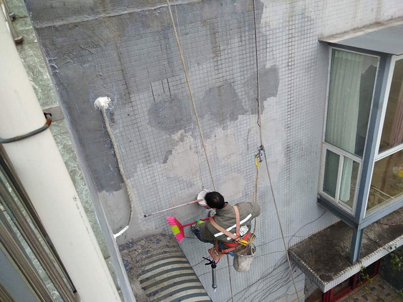 外墻涂刷防水：清理基層，新舊面層必須清理干凈，不得有雜物和灰塵，以免影響粘結(jié)強度，涂刷防水涂料時基層應干燥。基層清理工序完成之后，接下來，清理死角，也就是所謂的陰陽角、施工縫、伸縮縫等比較重要的部位進行處理，尤其注意的是泄水孔要加強處理，需要涂刷2－3遍防水底層涂料。將攪拌均勻的晨光防水涂料根據(jù)現(xiàn)場要涂刷的面積開始涂刷，基層涂刷要大于粘卷材的面積，不要超過三十。刷第二次涂料之前必須要等一次涂料完全凝固后方可再次涂刷，底層涂料次涂刷完畢后約4—8左右。要等第二次涂料完全凝固后方可施工。