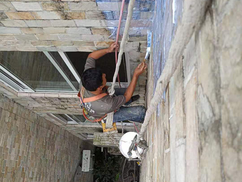 外墻高空刷防水：先清理干凈外墻基層部分，重點(diǎn)部位要進(jìn)行重點(diǎn)處理，尤其是不易涂刷的外墻部位；嚴(yán)格按要求配比防水涂料，比例要準(zhǔn)確；確認(rèn)防水涂料攪拌均勻了，開始涂刷防水涂料，防水涂料每次從攪拌結(jié)束至涂刷完畢不能超過三十分鐘。底層涂料第1次涂刷完畢后約四至八小時(shí)左右，再進(jìn)行涂刷第2、3次底層涂料，第1、2、3次涂刷厚度都是0.5mm，涂刷涂料之前必須要等前一次涂料完全凝固后方可再次涂刷。防水涂料涂層可根據(jù)外墻防水工程現(xiàn)場(chǎng)情況，實(shí)行多遍涂刷，但必須一次涂刷完成。