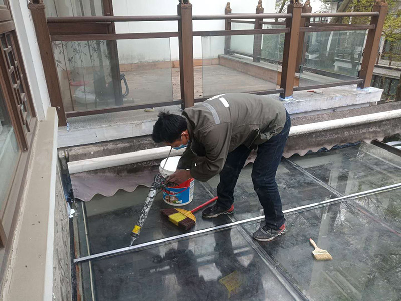 玻璃屋頂打膠防水：把陽光房的邊清理干凈。用結構膠往縫里填到60%。然后用和縫大小的泡抹棒往里壓填充，把膠往陽光房與型材的縫里擠。最后填充耐候密封膠，用刮刀來回30度角度刮2遍。缺膠的補上。30分內把紙揭掉。陽光房的鋁合金、鋼材等框架材料連接處基本靠打建筑膠來固定與防漏水。建筑膠打膠前，需要將打膠處用溫布擦干凈且干了之后打膠，否則就算是用了高級的建筑膠，其實際效果只有普通建筑膠的效果，將會大大降低陽光房結構膠的使用壽命。