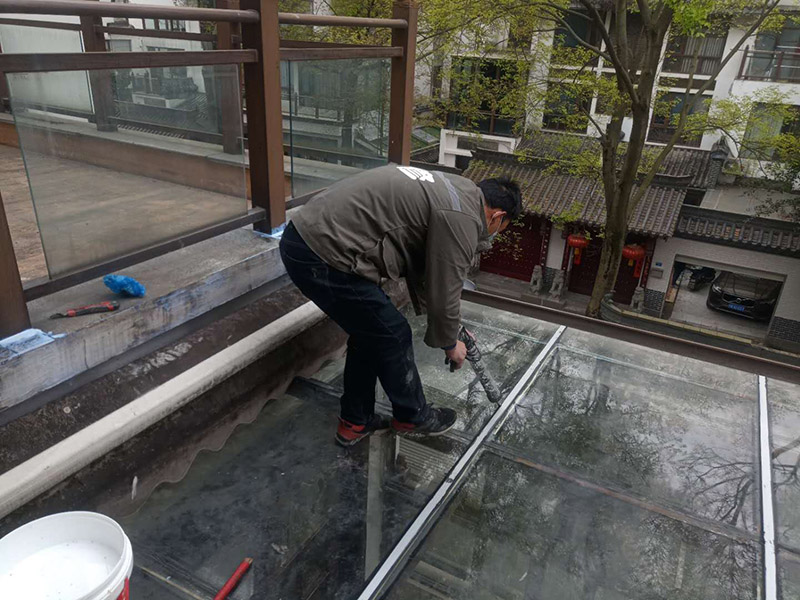 玻璃屋頂打膠防水：把陽光房的邊清理干凈。用結構膠往縫里填到60%。然后用和縫大小的泡抹棒往里壓填充，把膠往陽光房與型材的縫里擠。最后填充耐候密封膠，用刮刀來回30度角度刮2遍。缺膠的補上。30分內把紙揭掉。陽光房的鋁合金、鋼材等框架材料連接處基本靠打建筑膠來固定與防漏水。建筑膠打膠前，需要將打膠處用溫布擦干凈且干了之后打膠，否則就算是用了高級的建筑膠，其實際效果只有普通建筑膠的效果，將會大大降低陽光房結構膠的使用壽命。