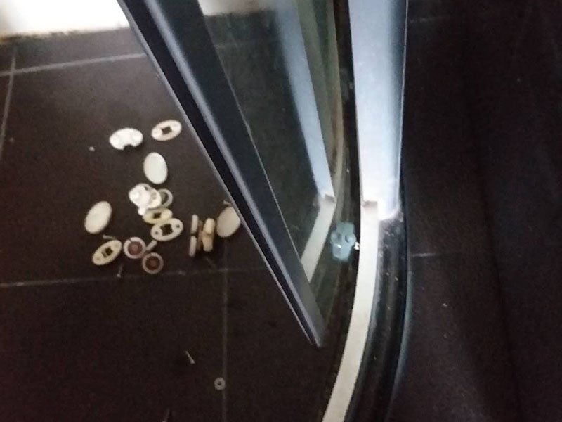 浴室更換推拉滑輪：1.拆卸移門推拉門 1、首先一只手垂直于地面抬起拉門的一端,一只手掠過拉門滑輪下部,托起滑輪。 2、然后從軌道抬出拉門一端,放下。 3、同理,移門另外一端跟前面兩步一樣抬出軌道放下。4、接著然后雙手握住拉門兩端向上抬起。