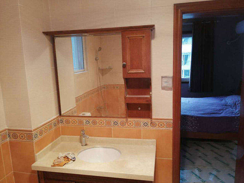 衛(wèi)生間裝修翻新：衛(wèi)生間的翻修，在重新做地板的時(shí)候要助于選擇防水的地板以及在鋪設(shè)地板時(shí)做好防水層，衛(wèi)生間的地板翻新，要注意在原有基礎(chǔ)上加強(qiáng)防水，對(duì)洗漱臺(tái)、淋浴房等重新設(shè)計(jì)，看是否有必要增加防水層高度。衛(wèi)生間的排水管道以及來水管道都要注意，盡量不要做大的改動(dòng)，保持原有的管道，換掉出現(xiàn)問題的管道，還有就是要注意對(duì)龍頭閥門的安裝，在衛(wèi)生間里的明管無法掩藏改動(dòng)的要對(duì)其進(jìn)行防銹處理。