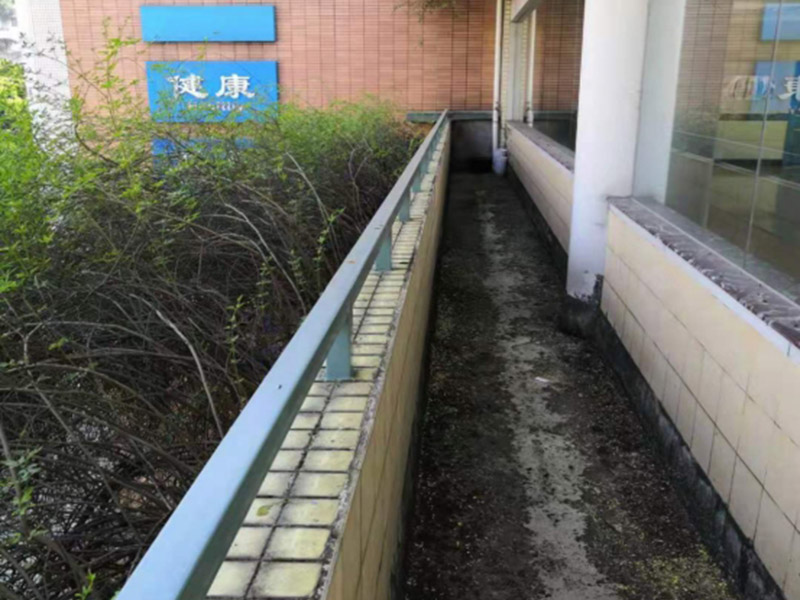 陽臺欄桿翻新：首先需要用砂紙擦亮欄桿的銹蝕，但必須擦亮干凈、生銹和迅速脫落的油漆。研磨干凈后，先刷一刷防銹漆，只有先刷一下防銹漆對欄桿的氧化反應有很好的隔離效果，所以不易生銹。最后，好的防銹漆可以刷出油漆的表面，此時油漆刷必須攪拌均勻，所以刷漆的顏色可以均勻，不易脫落。