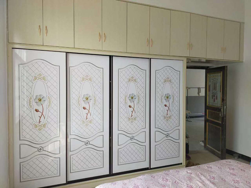 衣柜家具安裝：1.安放底板。衣柜底板放置的地面事先要打掃干凈，因?yàn)榈劝惭b后再去清理的話會(huì)非常麻煩。 2.固定框架。按照板材上的凹槽安裝好衣柜的側(cè)板和背板，調(diào)整各塊板之間的位置。 3.安裝頂板?，F(xiàn)場最好準(zhǔn)備一個(gè)攀高用的凳子，頂板要舉高了放置上去的，然后用鉚釘固定。 4.安裝擱板。把擱板放置到事先敲好螺絲的地方，然后固定。注意調(diào)整擱板與背板、側(cè)板的固定位置。 5.固定門軌。在衣柜的頂邊和底邊都安裝好門軌，門軌選合金的材料比較好，又輕又牢固。 6.安裝衣桿。在預(yù)留的位置打好固定鉚釘，安裝好衣桿。注意兩邊要平衡。