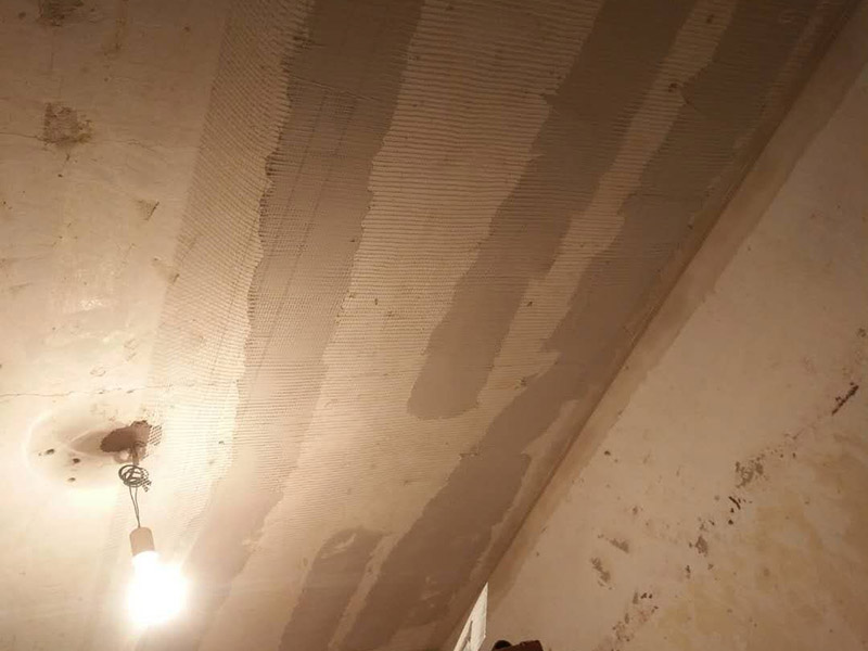 頂面墻面掛網(wǎng)裝修：新房毛坯房抹灰面未經(jīng)過任何處理的情況下,如果表面平整度、磨砂面均勻,無空鼓、裂痕,完全可以不必掛網(wǎng)。但是,對于水泥砂漿或是混合砂漿(大多數(shù)是)達(dá)不到上述要求和質(zhì)量,且表面的不均勻的細(xì)小紋理裂痕,采用掛網(wǎng)工藝,可以有效的避免后期的面層龜裂的產(chǎn)生,更好的保證墻面的質(zhì)量。特別是抹灰墻面長久使用過程中,也會有一些生活過程中產(chǎn)生的震動和共振,掛網(wǎng)對墻面整體面層會起到一定的保障作用的。