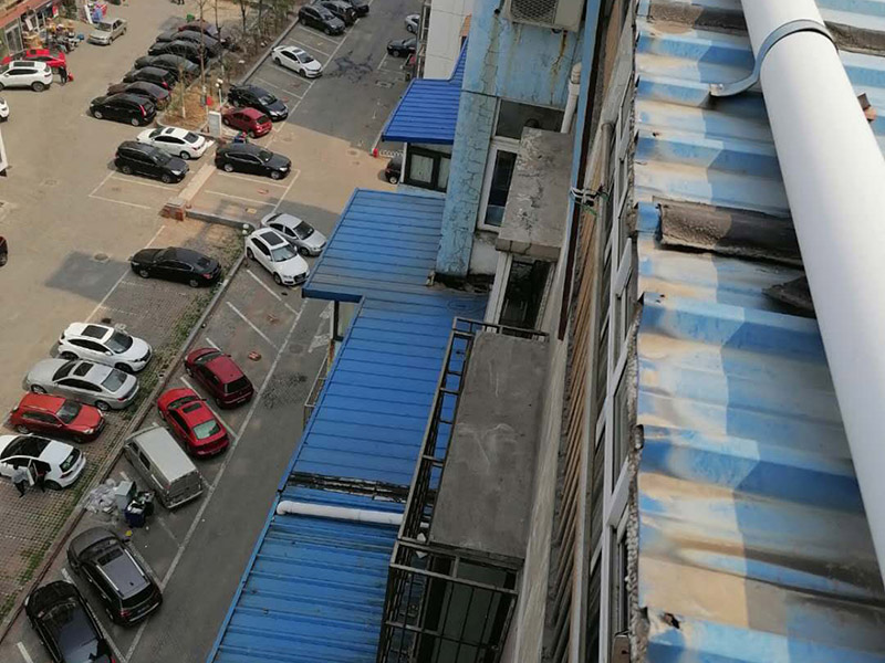 屋頂屋面修復(fù)：在漏水處找損壞的地方，進(jìn)行修補(bǔ)，檢查屋頂材料中的裂紋或水泡。用一把美工刀在水泡的中間切開(kāi)一條線。擠出或吸收水泡內(nèi)的任何水。這個(gè)地區(qū)需要完全干燥。在松散的屋面材料下涂上大量的水泥，然后壓下。檢查表面連接的區(qū)域，如煙囪或通風(fēng)管。尋找嵌縫損壞，并在必要時(shí)重新填縫。