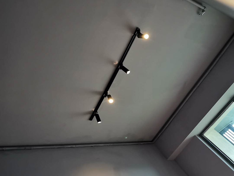 燈具安裝維修：掉線式燈頭安裝：將電源線留足維修長度后剪除余線并剝出線頭，將導(dǎo)線穿過燈頭底座，用連接螺釘將底座固定在接線盒上。取一段燈線，在一端接上燈頭，燈頭內(nèi)應(yīng)系好保險(xiǎn)扣，將燈線另一頭穿入底座蓋碗，燈線在蓋碗內(nèi)系好保險(xiǎn)扣并與底座上的電源線用壓接帽連接，旋上扣碗。 吸頂燈安裝：將電源線留足維修長度后剪除余先并剝出線頭，取下吸頂燈罩，把預(yù)留的電線從孔里穿過燈底座用記號(hào)筆標(biāo)出底座預(yù)留的螺絲孔取下燈底座，用電錘打出標(biāo)記的螺絲孔（一般燈具都是8個(gè)的鉆頭）孔內(nèi)塞入膨脹管，導(dǎo)線穿過燈具底座，燈具貼近頂板對(duì)好螺絲孔，擰緊螺絲 ，接好導(dǎo)線 扣上燈罩