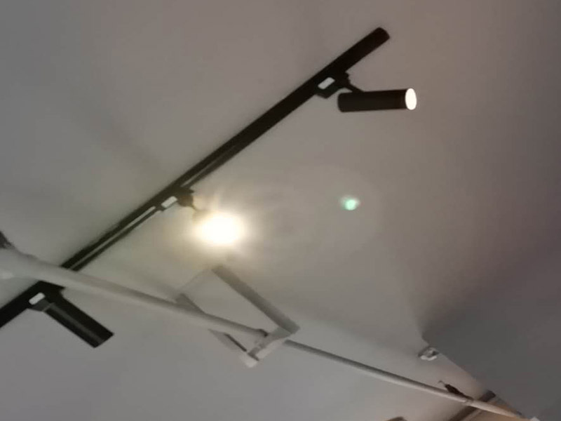 燈具安裝維修：掉線式燈頭安裝：將電源線留足維修長度后剪除余線并剝出線頭，將導(dǎo)線穿過燈頭底座，用連接螺釘將底座固定在接線盒上。取一段燈線，在一端接上燈頭，燈頭內(nèi)應(yīng)系好保險(xiǎn)扣，將燈線另一頭穿入底座蓋碗，燈線在蓋碗內(nèi)系好保險(xiǎn)扣并與底座上的電源線用壓接帽連接，旋上扣碗。 吸頂燈安裝：將電源線留足維修長度后剪除余先并剝出線頭，取下吸頂燈罩，把預(yù)留的電線從孔里穿過燈底座用記號(hào)筆標(biāo)出底座預(yù)留的螺絲孔取下燈底座，用電錘打出標(biāo)記的螺絲孔（一般燈具都是8個(gè)的鉆頭）孔內(nèi)塞入膨脹管，導(dǎo)線穿過燈具底座，燈具貼近頂板對(duì)好螺絲孔，擰緊螺絲 ，接好導(dǎo)線 扣上燈罩