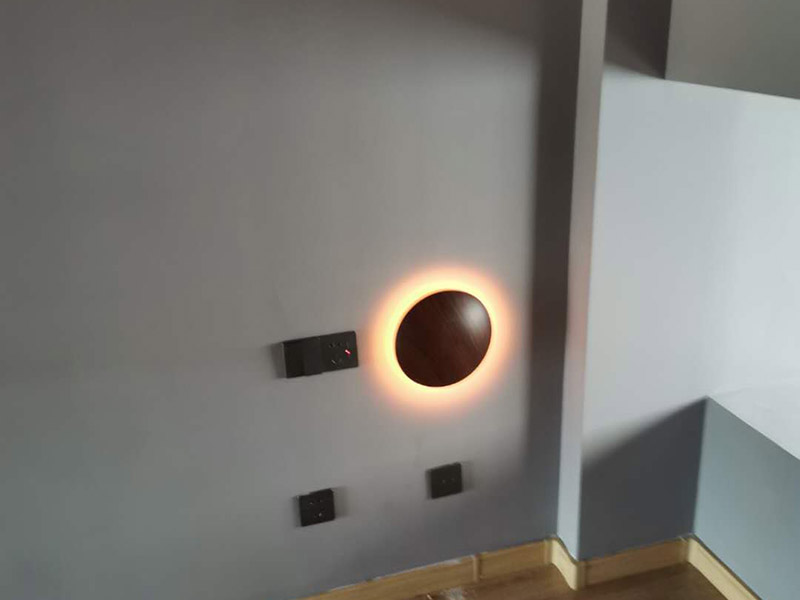 燈具安裝維修：掉線式燈頭安裝：將電源線留足維修長度后剪除余線并剝出線頭，將導(dǎo)線穿過燈頭底座，用連接螺釘將底座固定在接線盒上。取一段燈線，在一端接上燈頭，燈頭內(nèi)應(yīng)系好保險(xiǎn)扣，將燈線另一頭穿入底座蓋碗，燈線在蓋碗內(nèi)系好保險(xiǎn)扣并與底座上的電源線用壓接帽連接，旋上扣碗。 吸頂燈安裝：將電源線留足維修長度后剪除余先并剝出線頭，取下吸頂燈罩，把預(yù)留的電線從孔里穿過燈底座用記號(hào)筆標(biāo)出底座預(yù)留的螺絲孔取下燈底座，用電錘打出標(biāo)記的螺絲孔（一般燈具都是8個(gè)的鉆頭）孔內(nèi)塞入膨脹管，導(dǎo)線穿過燈具底座，燈具貼近頂板對(duì)好螺絲孔，擰緊螺絲 ，接好導(dǎo)線 扣上燈罩