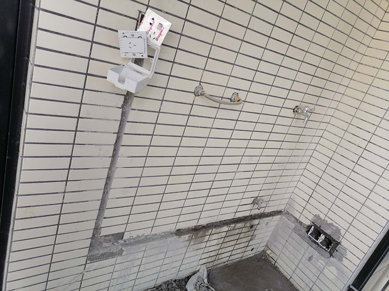 電路開(kāi)槽走線：首先要根據(jù)電路的用途進(jìn)行電路定位。定位完成后，根據(jù)定位和電路走向，開(kāi)布線槽。線路槽很有講究，要橫平豎直。不過(guò)，規(guī)范的做法是盡量少開(kāi)橫槽，會(huì)影響墻的承受力。開(kāi)槽深度應(yīng)一致，一般為PVC管直徑+10mm，要求槽線筆直。冷彎管要用彎管工具，弧度應(yīng)該是線管直徑的6倍，先排管，后用鋼絲穿過(guò)，便于以后線路升級(jí)、維修。為防止信號(hào)干擾，強(qiáng)弱電的間距應(yīng)為500mm，但很多施工達(dá)不到這個(gè)標(biāo)準(zhǔn)。如果達(dá)不到，就應(yīng)該對(duì)弱電進(jìn)行屏蔽處理。要做到強(qiáng)、弱電更不能同穿一根管內(nèi)。