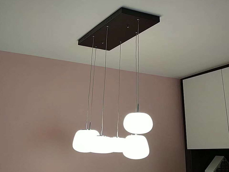 電路開(kāi)槽走線：首先要根據(jù)電路的用途進(jìn)行電路定位。定位完成后，根據(jù)定位和電路走向，開(kāi)布線槽。線路槽很有講究，要橫平豎直。不過(guò)，規(guī)范的做法是盡量少開(kāi)橫槽，會(huì)影響墻的承受力。開(kāi)槽深度應(yīng)一致，一般為PVC管直徑+10mm，要求槽線筆直。冷彎管要用彎管工具，弧度應(yīng)該是線管直徑的6倍，先排管，后用鋼絲穿過(guò)，便于以后線路升級(jí)、維修。為防止信號(hào)干擾，強(qiáng)弱電的間距應(yīng)為500mm，但很多施工達(dá)不到這個(gè)標(biāo)準(zhǔn)。如果達(dá)不到，就應(yīng)該對(duì)弱電進(jìn)行屏蔽處理。要做到強(qiáng)、弱電更不能同穿一根管內(nèi)。