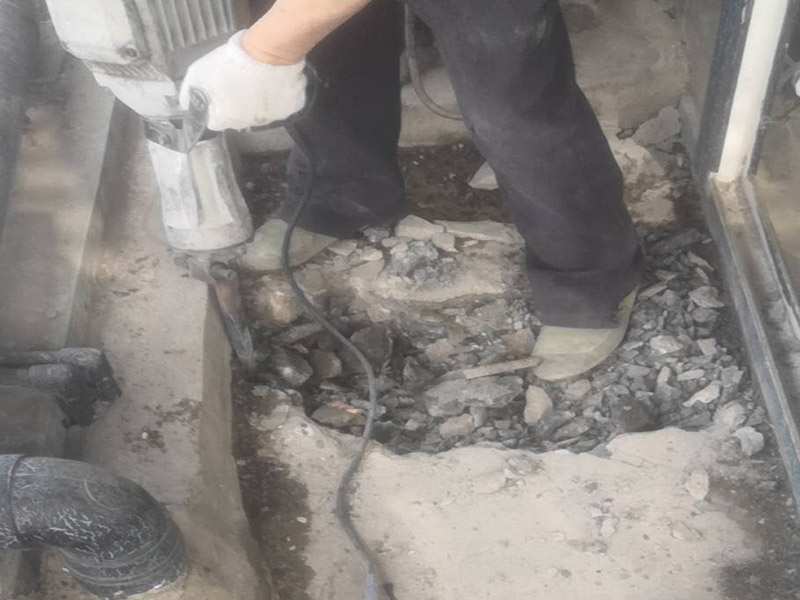 地磚拆除翻新：首先我們應查看原有磚的現狀，若出現局部破損、出現多處發(fā)出咚咚聲或掉落、嚴重污跡，針對這樣的情況我們必須拆除更換，因為簡單的去修補達不到好的效果了，因為如果你只想換其中的幾塊磚，很難選到顏色、型號和款式一致的地磚。 瓷質磚表面處理劑和粘結劑，這些材料可直接涂刷于舊磚面上，接著直接鋪上新磚即可，節(jié)省了時間和精力，無論為何種瓷磚，都可以直接在舊瓷磚上直接貼新磚。但是若有重起鼓或損壞的瓷磚需鏟除，然后用表面處理劑修補，最后用瓷磚粘結劑粘貼新瓷磚即可。