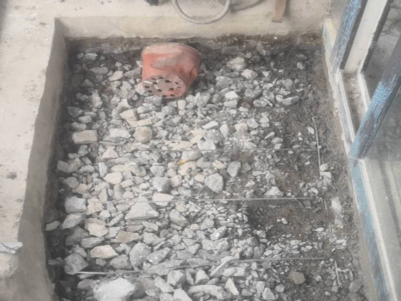 地磚拆除翻新：首先我們應查看原有磚的現狀，若出現局部破損、出現多處發(fā)出咚咚聲或掉落、嚴重污跡，針對這樣的情況我們必須拆除更換，因為簡單的去修補達不到好的效果了，因為如果你只想換其中的幾塊磚，很難選到顏色、型號和款式一致的地磚。 瓷質磚表面處理劑和粘結劑，這些材料可直接涂刷于舊磚面上，接著直接鋪上新磚即可，節(jié)省了時間和精力，無論為何種瓷磚，都可以直接在舊瓷磚上直接貼新磚。但是若有重起鼓或損壞的瓷磚需鏟除，然后用表面處理劑修補，最后用瓷磚粘結劑粘貼新瓷磚即可。