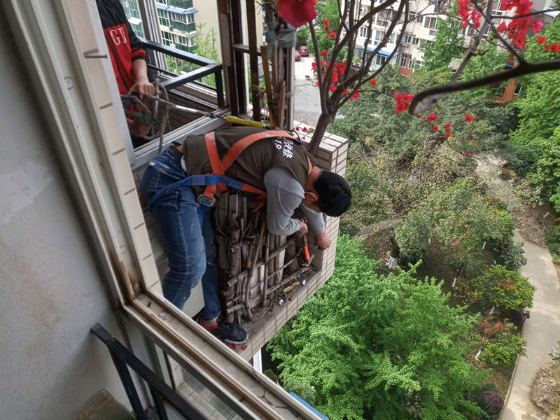 陽臺植物拆除:將陽臺和客廳打通。很多人想擴大自家客廳面積，改善采光情況，因此就選擇打通陽臺和客廳，這并不是完全不行的，但是要考慮戶型的實際情況。有的戶型陽臺的墻是用來抗震的，如果拆掉，短期看不出問題，但是長期使用必然會影響房子的承載能力，遇到嚴重災(zāi)禍的時候，就完全無法抵抗了。