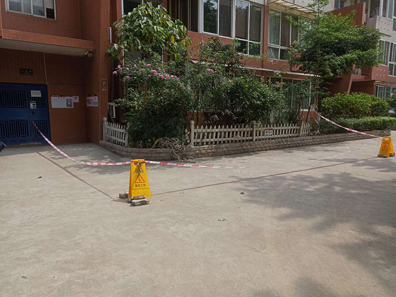 陽臺植物拆除:將陽臺和客廳打通。很多人想擴大自家客廳面積，改善采光情況，因此就選擇打通陽臺和客廳，這并不是完全不行的，但是要考慮戶型的實際情況。有的戶型陽臺的墻是用來抗震的，如果拆掉，短期看不出問題，但是長期使用必然會影響房子的承載能力，遇到嚴重災(zāi)禍的時候，就完全無法抵抗了。