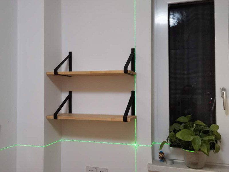 置物架安裝：測(cè)量拉線就是需要對(duì)安裝的高度、置物架的鉆孔位置進(jìn)行測(cè)量匹配。選定安裝位置后，用鉛筆做上記號(hào)；拉線做好標(biāo)記后，在安裝前用尺子檢查一下該平直的線是否平直;用沖擊鉆在標(biāo)記號(hào)的孔位鉆孔，孔的大小要略大于用于固定的螺栓的直徑。墻體是整個(gè)居室的支撐結(jié)構(gòu)，涉及到在墻面安裝，即使是很小的墻上置物架，也要考慮墻體條件。