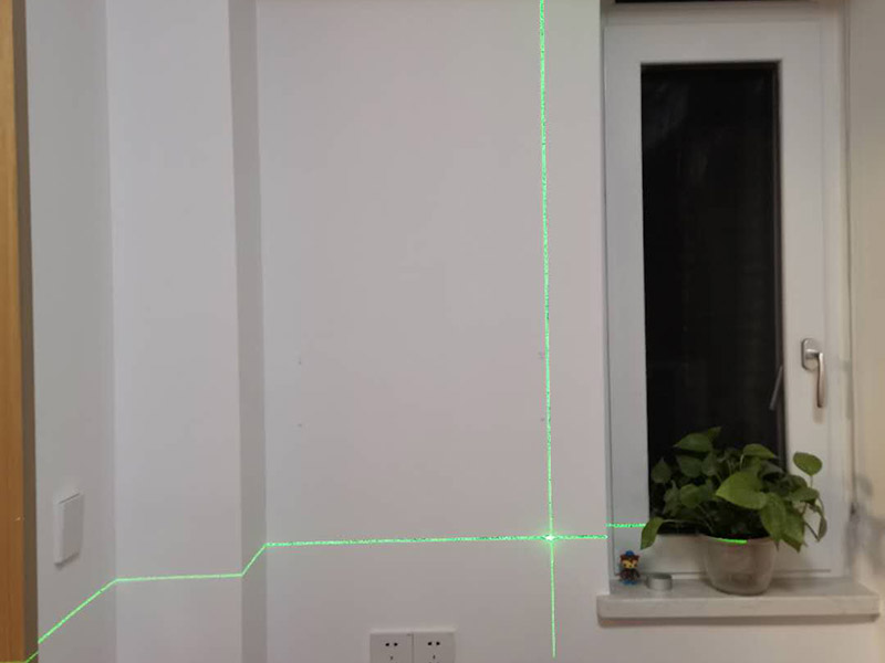 置物架安裝：測(cè)量拉線就是需要對(duì)安裝的高度、置物架的鉆孔位置進(jìn)行測(cè)量匹配。選定安裝位置后，用鉛筆做上記號(hào)；拉線做好標(biāo)記后，在安裝前用尺子檢查一下該平直的線是否平直;用沖擊鉆在標(biāo)記號(hào)的孔位鉆孔，孔的大小要略大于用于固定的螺栓的直徑。墻體是整個(gè)居室的支撐結(jié)構(gòu)，涉及到在墻面安裝，即使是很小的墻上置物架，也要考慮墻體條件。