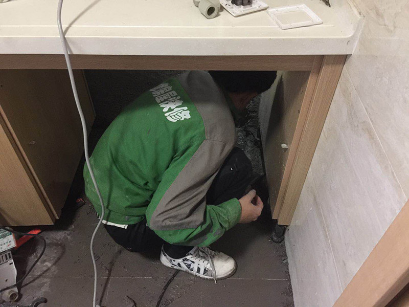 管道漏水維修：首先如果是暗管需要砸墻找到漏點源頭，將漏點擦干，用堵漏水泥涂在漏水處，用膠帶纏好，10分鐘后可以使用使用。 可以去買度一根PVC的水管來自己接，先把壞了的那根管知子割斷，把接口先套進管子的一端，使另外的一端的割斷位置正好與接口的另外的一個口子齊平，使它剛道好能夠弄直，然后把直接往這一端送，使兩端都有一定的交叉接著距離(長度)然后把它拆卸下來，用PVC膠水涂回抹在直接的兩端內(nèi)側(cè)答與兩個下水管的外側(cè)。