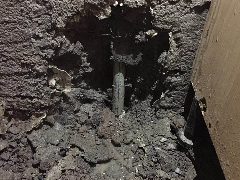 管道漏水維修：首先如果是暗管需要砸墻找到漏點源頭，將漏點擦干，用堵漏水泥涂在漏水處，用膠帶纏好，10分鐘后可以使用使用。 可以去買度一根PVC的水管來自己接，先把壞了的那根管知子割斷，把接口先套進管子的一端，使另外的一端的割斷位置正好與接口的另外的一個口子齊平，使它剛道好能夠弄直，然后把直接往這一端送，使兩端都有一定的交叉接著距離(長度)然后把它拆卸下來，用PVC膠水涂回抹在直接的兩端內(nèi)側(cè)答與兩個下水管的外側(cè)。