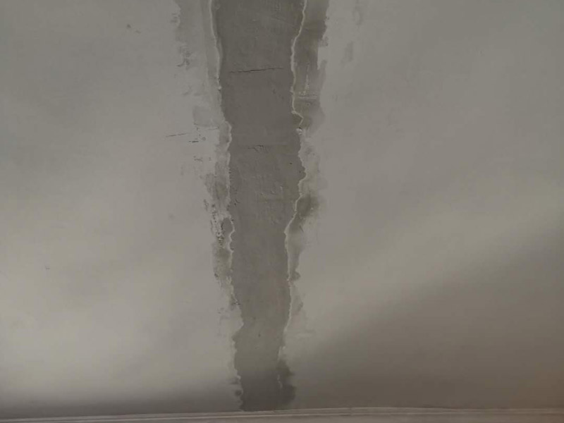 臥室屋頂裂縫維修：1、表面修補(bǔ)法，適用于墻面上較細(xì)較淺的裂縫，修補(bǔ)此種細(xì)縫只需要沿著開(kāi)裂的縫隙涂抹白膠，待白膠干透之后砂紙磨平，再刷上墻面相同的油漆使顏色相同就可以了； 2、深層修復(fù)法，適用于較寬的裂縫，修補(bǔ)此類裂縫，需沿裂縫表面做成一個(gè)"V"字形狀的凹槽，再用基底進(jìn)行修補(bǔ)，然后再刷墻固，找平，刷漆，這種做法一般要求鑿開(kāi)比裂縫稍大的凹槽，這樣修補(bǔ)后的墻面不易二次開(kāi)裂； 3、壓力修補(bǔ)法，如果出現(xiàn)的裂縫較小但是比較深，如果只用膠進(jìn)行涂抹的話不會(huì)深入裂縫深處，所以要借助壓縮泵的壓力使膠體深入裂縫底層，然后在晾干刷漆就可以了。