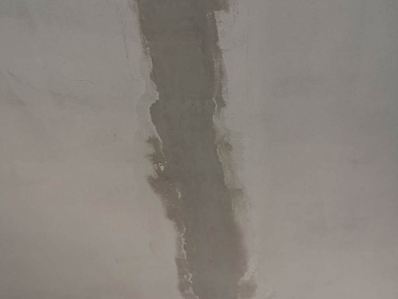 臥室屋頂裂縫維修：1、表面修補(bǔ)法，適用于墻面上較細(xì)較淺的裂縫，修補(bǔ)此種細(xì)縫只需要沿著開(kāi)裂的縫隙涂抹白膠，待白膠干透之后砂紙磨平，再刷上墻面相同的油漆使顏色相同就可以了； 2、深層修復(fù)法，適用于較寬的裂縫，修補(bǔ)此類裂縫，需沿裂縫表面做成一個(gè)"V"字形狀的凹槽，再用基底進(jìn)行修補(bǔ)，然后再刷墻固，找平，刷漆，這種做法一般要求鑿開(kāi)比裂縫稍大的凹槽，這樣修補(bǔ)后的墻面不易二次開(kāi)裂； 3、壓力修補(bǔ)法，如果出現(xiàn)的裂縫較小但是比較深，如果只用膠進(jìn)行涂抹的話不會(huì)深入裂縫深處，所以要借助壓縮泵的壓力使膠體深入裂縫底層，然后在晾干刷漆就可以了。