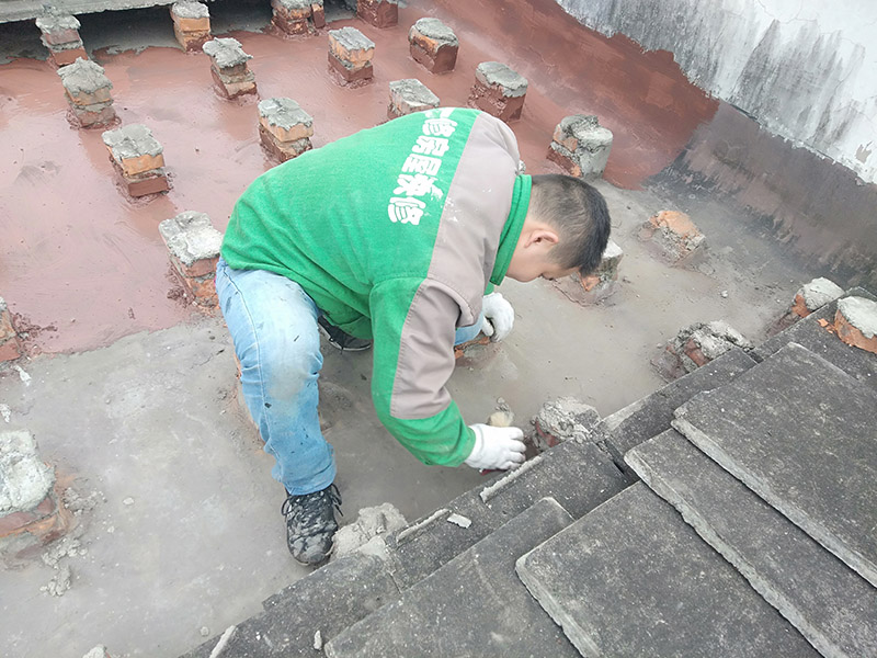 屋面防水施工：涂膜防水層依附于基層，基層質(zhì)量好壞，直接影響防水涂膜的質(zhì)量。因而在涂膜施工前，應(yīng)對(duì)基層進(jìn)行認(rèn)真的檢查和必要的處理，使之達(dá)到涂膜施工的要求。涂料的涂布應(yīng)采取&ldquo;先高后低、先遠(yuǎn)后近、先立面后平面&rdquo;的施工順序。同一屋面上先涂布排水比較集中的水落口、天溝、檐口等節(jié)點(diǎn)部位，再進(jìn)行大面積的涂布。用滾刷或毛刷均勻地涂刷多遍，直到達(dá)到規(guī)定的涂膜厚度要求，不得漏底，待涂層干固后，才能進(jìn)行下一道工序。當(dāng)多遍涂布時(shí)，每遍涂刷方向應(yīng)與上一遍方向相垂直。