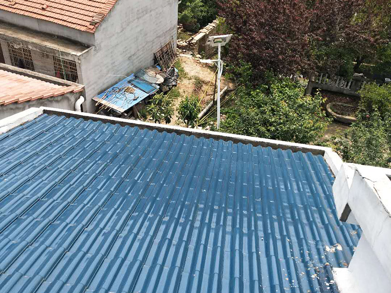 屋檐漏水維修：如果屋頂以前沒有做過防水，是新的水泥樓頂，那最好全面的做一次整體防水。選擇質(zhì)量較好的聚酯防水涂料或者聚酯防水卷材。如果以前做過防水，且時(shí)間較久，那么可能防水層已經(jīng)基本失去作用了，只能重新再做一遍。 先清理基面、找平層至混凝土結(jié)構(gòu)層（注意事項(xiàng)一定要打到原混凝土結(jié)構(gòu)層）。用吹風(fēng)機(jī)、掃把清理雜物，基面充分濕潤(rùn)。然后填平裂縫、封閉裂縫、并且用砂漿找平。 接下來就是用聚酯防水涂刷，涂覆要盡量均勻，不能局部沉積，各層之間的時(shí)間間隔以前一層涂膜干固不粘手為準(zhǔn)?；嬉笃秸⒗喂?、干凈、無明水、無滲漏、凹凸不平及裂縫處須 先找平，陰陽角應(yīng)做成圓弧角，注意不要有空鼓的現(xiàn)象。