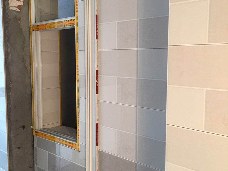 浴室墻磚更換：鋪瓷磚的順序其實(shí)也是有不少講究的，鋪地磚的時(shí)候應(yīng)該從內(nèi)向外貼，遇到坡度或者有地漏的地方，還要注意排水方向找坡；墻面磚的鋪貼應(yīng)該從下向上進(jìn)行。為了最后的鋪貼效果美觀，最底層的瓷磚要最后貼；墻面磚鋪貼結(jié)束以后還要壓地磚。
這里要注意的是，貼瓷磚的時(shí)候不能一面墻貼到頂，否則由于瓷磚較重容易引起脫落。鋪好了地磚盡量不要去踩。