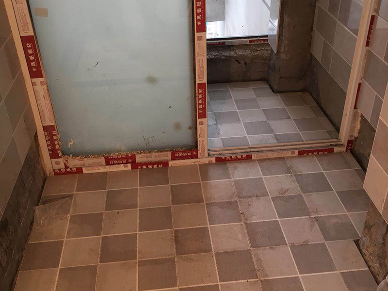 浴室墻磚更換：鋪瓷磚的順序其實(shí)也是有不少講究的，鋪地磚的時(shí)候應(yīng)該從內(nèi)向外貼，遇到坡度或者有地漏的地方，還要注意排水方向找坡；墻面磚的鋪貼應(yīng)該從下向上進(jìn)行。為了最后的鋪貼效果美觀，最底層的瓷磚要最后貼；墻面磚鋪貼結(jié)束以后還要壓地磚。 這里要注意的是，貼瓷磚的時(shí)候不能一面墻貼到頂，否則由于瓷磚較重容易引起脫落。鋪好了地磚盡量不要去踩。