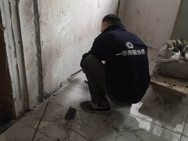 浴室墻磚更換：鋪瓷磚的順序其實(shí)也是有不少講究的，鋪地磚的時(shí)候應(yīng)該從內(nèi)向外貼，遇到坡度或者有地漏的地方，還要注意排水方向找坡；墻面磚的鋪貼應(yīng)該從下向上進(jìn)行。為了最后的鋪貼效果美觀，最底層的瓷磚要最后貼；墻面磚鋪貼結(jié)束以后還要壓地磚。 這里要注意的是，貼瓷磚的時(shí)候不能一面墻貼到頂，否則由于瓷磚較重容易引起脫落。鋪好了地磚盡量不要去踩。