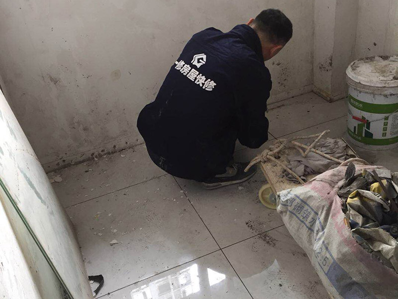 浴室墻磚更換：鋪瓷磚的順序其實(shí)也是有不少講究的，鋪地磚的時(shí)候應(yīng)該從內(nèi)向外貼，遇到坡度或者有地漏的地方，還要注意排水方向找坡；墻面磚的鋪貼應(yīng)該從下向上進(jìn)行。為了最后的鋪貼效果美觀，最底層的瓷磚要最后貼；墻面磚鋪貼結(jié)束以后還要壓地磚。 這里要注意的是，貼瓷磚的時(shí)候不能一面墻貼到頂，否則由于瓷磚較重容易引起脫落。鋪好了地磚盡量不要去踩。