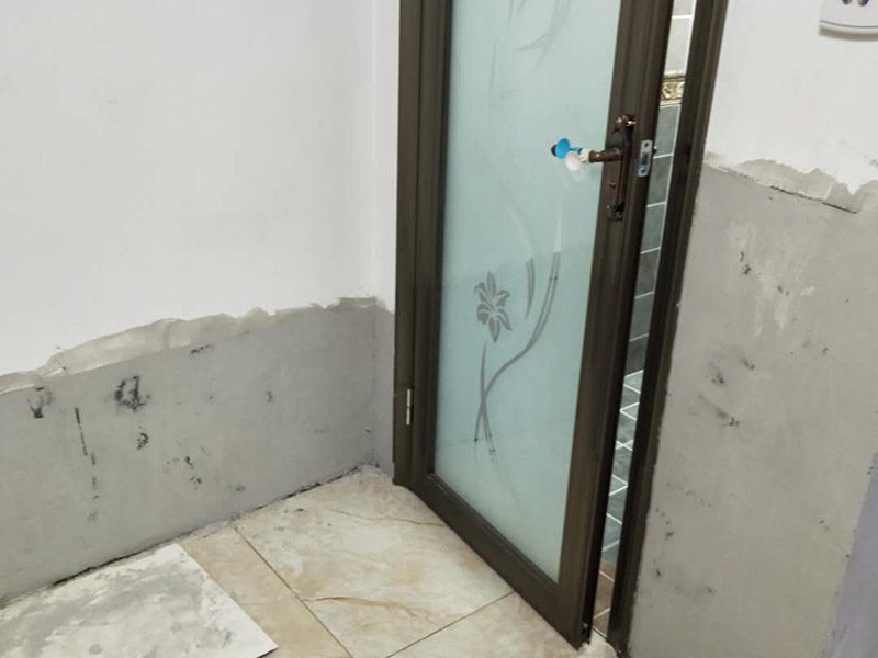 墻裙重新刮膩?zhàn)臃拢何覀冪P墻一般要鏟到抹灰層，然后檢查裂縫，常規(guī)來說，裂縫一般都選用牛皮紙帶或者防裂網(wǎng)格貼住裂縫。貼完之后要用界面劑把墻面基層處理一遍，作用就是讓后刮的膩?zhàn)幽芨玫暮鸵郧暗脑袎γ嬲澈稀９文佔(zhàn)幼詈眠x顆粒細(xì)度較高和質(zhì)地較硬的膩?zhàn)?。刮膩?zhàn)拥臅r候要注意，刮涂的時候要均勻，上一遍施工之后要等這層徹底干透之后才能進(jìn)行下一步的施工。墻面翻新刮膩?zhàn)又缶褪谴蚰?，要對墻面打磨找平，先是用石膏對膩?zhàn)舆M(jìn)行修補(bǔ)然后用砂紙打磨。