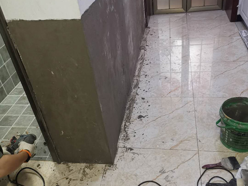 墻裙重新刮膩?zhàn)臃拢何覀冪P墻一般要鏟到抹灰層，然后檢查裂縫，常規(guī)來說，裂縫一般都選用牛皮紙帶或者防裂網(wǎng)格貼住裂縫。貼完之后要用界面劑把墻面基層處理一遍，作用就是讓后刮的膩?zhàn)幽芨玫暮鸵郧暗脑袎γ嬲澈?。刮膩?zhàn)幼詈眠x顆粒細(xì)度較高和質(zhì)地較硬的膩?zhàn)?。刮膩?zhàn)拥臅r候要注意，刮涂的時候要均勻，上一遍施工之后要等這層徹底干透之后才能進(jìn)行下一步的施工。墻面翻新刮膩?zhàn)又缶褪谴蚰?，要對墻面打磨找平，先是用石膏對膩?zhàn)舆M(jìn)行修補(bǔ)然后用砂紙打磨。