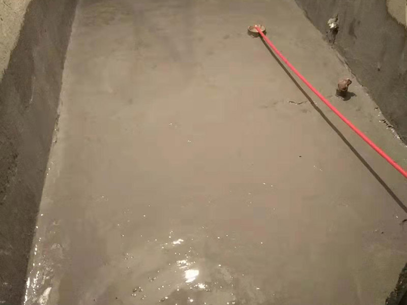 衛(wèi)生間刷防水：首先要進(jìn)行地面處理，確保地面干凈，沒有任何雜物污染，基層表面堅(jiān)實(shí)，無脫皮等現(xiàn)象，我們還要進(jìn)行地面找平，保證地面平整，沒有較大的缺陷和補(bǔ)痕。一般來說，衛(wèi)生間的防水要做到180厘米，非淋浴墻面防水不能低于35厘米。小編建議防水統(tǒng)一做到180厘米。刷涂料不僅要注意高度，還有注意涂刷的厚度，國家規(guī)定防水涂料要涂到1.5毫米厚。防水涂料是要刷兩遍，第二遍涂料是要等第一遍涂料干透之后才能開始刷。