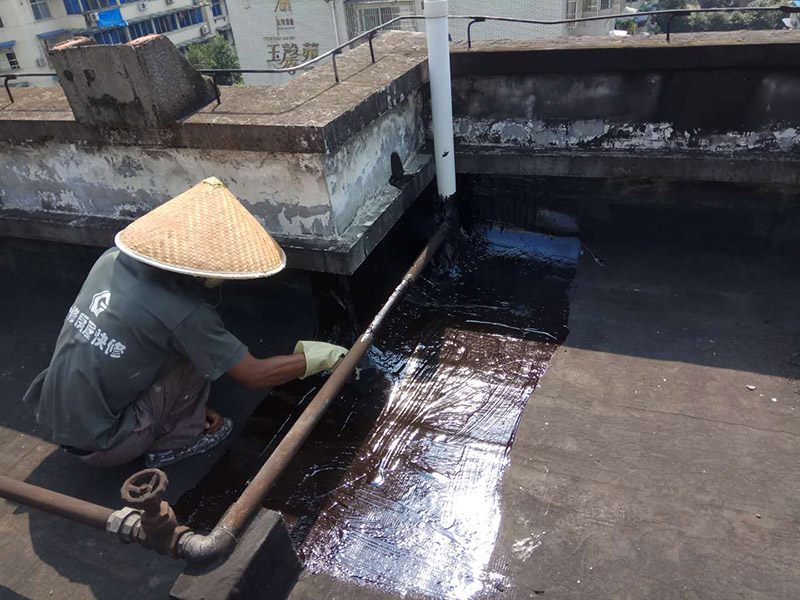 屋頂防水施工：首先，用水泥砂漿找平，同時(shí)做好防水層和保護(hù)層，然后，檢查基層處理并進(jìn)行清理，要求不能有任何雜質(zhì)，且屋面必須保持干燥，否則會(huì)直接影響防水效果，最后，根據(jù)當(dāng)天的施工量配置相應(yīng)的瀝青，并參照從高到低、從遠(yuǎn)到近的順序，開(kāi)始鋪貼屋面防水卷材。