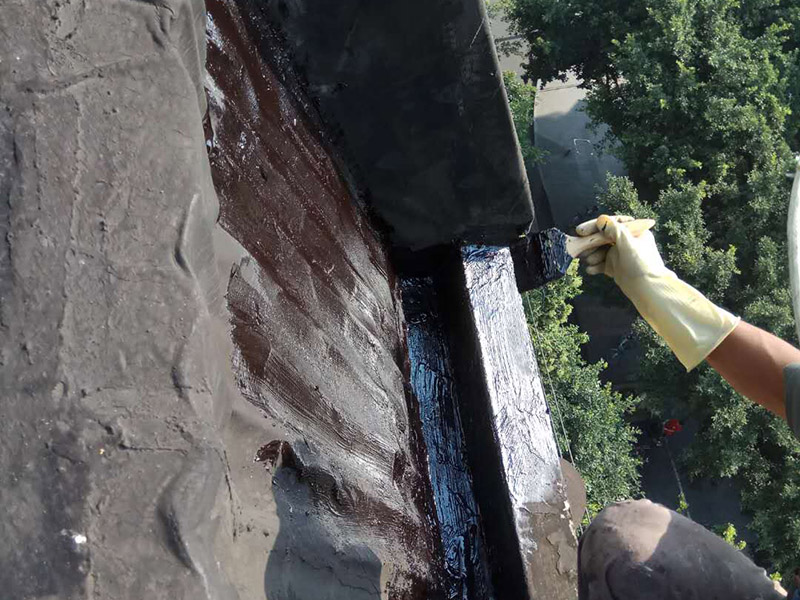 屋頂防水施工：首先，用水泥砂漿找平，同時(shí)做好防水層和保護(hù)層，然后，檢查基層處理并進(jìn)行清理，要求不能有任何雜質(zhì)，且屋面必須保持干燥，否則會(huì)直接影響防水效果，最后，根據(jù)當(dāng)天的施工量配置相應(yīng)的瀝青，并參照從高到低、從遠(yuǎn)到近的順序，開(kāi)始鋪貼屋面防水卷材。