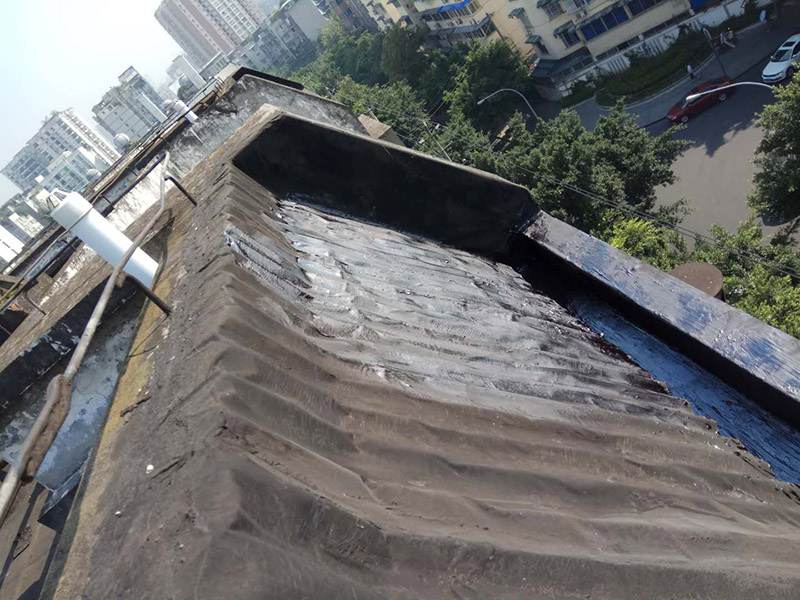 屋頂防水施工：首先，用水泥砂漿找平，同時(shí)做好防水層和保護(hù)層，然后，檢查基層處理并進(jìn)行清理，要求不能有任何雜質(zhì)，且屋面必須保持干燥，否則會(huì)直接影響防水效果，最后，根據(jù)當(dāng)天的施工量配置相應(yīng)的瀝青，并參照從高到低、從遠(yuǎn)到近的順序，開(kāi)始鋪貼屋面防水卷材。