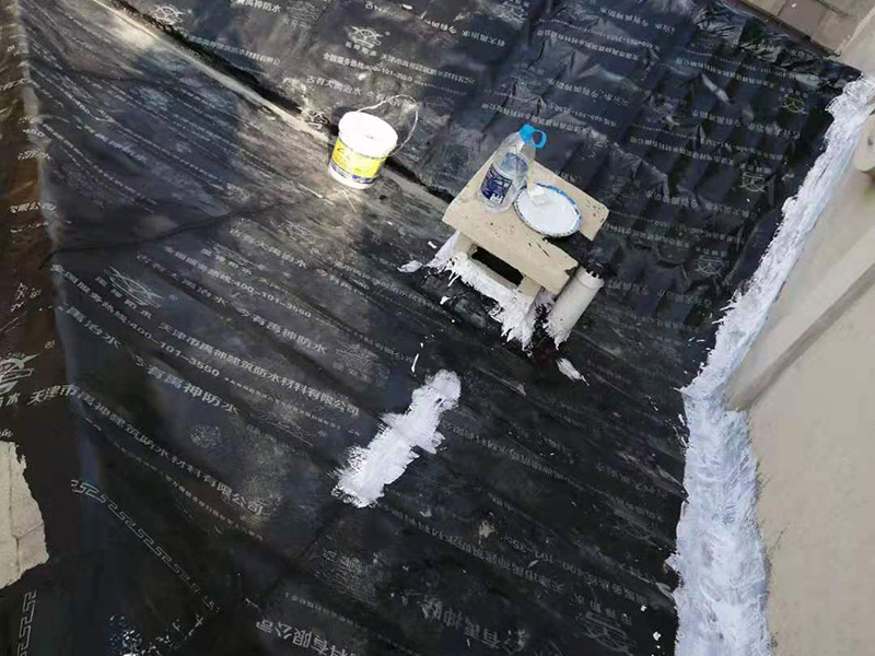 屋頂瓦房鋪防水卷材：1.可以在房子上面鋪上防雨布。2.最好是在瓦下面刷上防雨的材料，之后再鋪瓦。3.可以做防水吊頂。4.傳統(tǒng)的防水補(bǔ)漏。