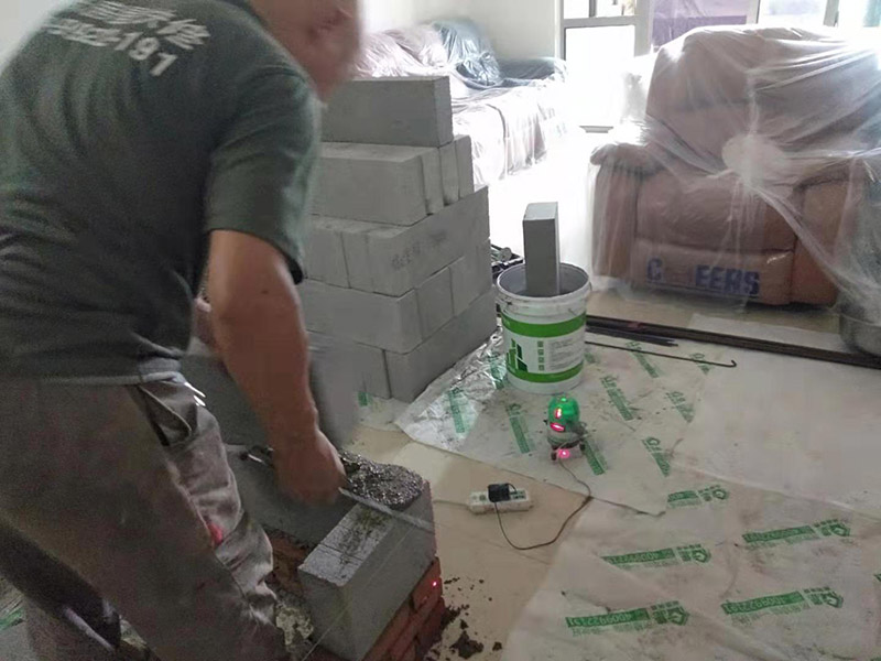 放線砌磚服務(wù)：砌墻宜采用一鏟灰、一塊磚、一擠揉的砌磚法。通常包括抄平、放線、擺磚樣、立皮數(shù)桿、掛準(zhǔn)線、鋪灰、砌磚等工序。如果是清水墻體，還要進(jìn)行勾縫。未成形的墻體上方，會(huì)吊著數(shù)根細(xì)線。這是用來(lái)保證墻面主縫垂直，不游丁走縫，當(dāng)砌完一步架高時(shí)，宜每隔2m水平間距，在丁磚立楞位置彈兩道垂直立線，可以分段控制游丁走縫。