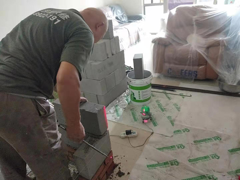 放線砌磚服務(wù)：砌墻宜采用一鏟灰、一塊磚、一擠揉的砌磚法。通常包括抄平、放線、擺磚樣、立皮數(shù)桿、掛準(zhǔn)線、鋪灰、砌磚等工序。如果是清水墻體，還要進(jìn)行勾縫。未成形的墻體上方，會(huì)吊著數(shù)根細(xì)線。這是用來(lái)保證墻面主縫垂直，不游丁走縫，當(dāng)砌完一步架高時(shí)，宜每隔2m水平間距，在丁磚立楞位置彈兩道垂直立線，可以分段控制游丁走縫。