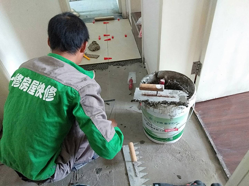 客廳瓷磚安裝： 1:瓷磚黏著劑這也叫干貼法,是一種新式的鋪裝輔料。和以往砂漿水泥濕貼不一樣的是,瓷磚不需預先浸水,基面不需打濕,只需地上平坦,其它條件較好就行。這種貼法瓷磚黏著度較高,比傳統(tǒng)的砂漿水泥作用要好,比照格外適用作業(yè)面小、環(huán)境較好的中小戶型家庭裝飾。 2:多彩填縫劑這個不是通常五顏六色水泥,通常用于留縫鋪裝的地上或墻面。其特色是顏色的固著力強、耐壓耐磨、不堿化、不縮短、不粉化。它的呈現(xiàn)改變了瓷磚縫隙水掉落黏著不牢的缺點,并且使縫隙的顏色和瓷磚般配顯得共同協(xié)調,相輔相成。