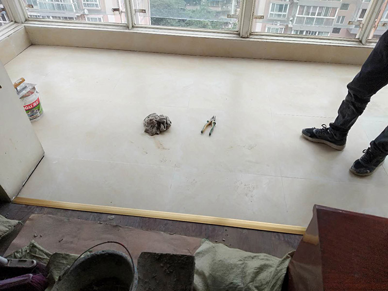 客廳瓷磚安裝： 1:瓷磚黏著劑這也叫干貼法,是一種新式的鋪裝輔料。和以往砂漿水泥濕貼不一樣的是,瓷磚不需預先浸水,基面不需打濕,只需地上平坦,其它條件較好就行。這種貼法瓷磚黏著度較高,比傳統(tǒng)的砂漿水泥作用要好,比照格外適用作業(yè)面小、環(huán)境較好的中小戶型家庭裝飾。 2:多彩填縫劑這個不是通常五顏六色水泥,通常用于留縫鋪裝的地上或墻面。其特色是顏色的固著力強、耐壓耐磨、不堿化、不縮短、不粉化。它的呈現(xiàn)改變了瓷磚縫隙水掉落黏著不牢的缺點,并且使縫隙的顏色和瓷磚般配顯得共同協(xié)調,相輔相成。