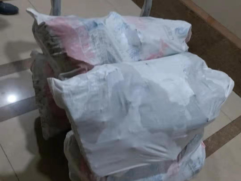 墻磚拆除建渣清運(yùn)：建筑垃圾最終處置以回填為主。除少數(shù)幾個(gè)城市外，大部分城市沒有專門的建筑垃圾填埋場(chǎng)。絕大部分建筑垃圾未經(jīng)任何處理，直接運(yùn)往郊外或鄉(xiāng)村，采用露天堆放或填埋的方式進(jìn)行處理，這種簡(jiǎn)易堆填耗用大量的土地資源，有極大的安全風(fēng)險(xiǎn)。此外，建筑垃圾運(yùn)輸、堆放過程中產(chǎn)生的空氣粉塵、污水污染等問題又造成了較嚴(yán)重的環(huán)境污染。對(duì)建筑垃圾進(jìn)行技術(shù)處理可產(chǎn)生新的材料，但國(guó)內(nèi)建筑垃圾資源化利用的案例較少、資源化利用方法不多。