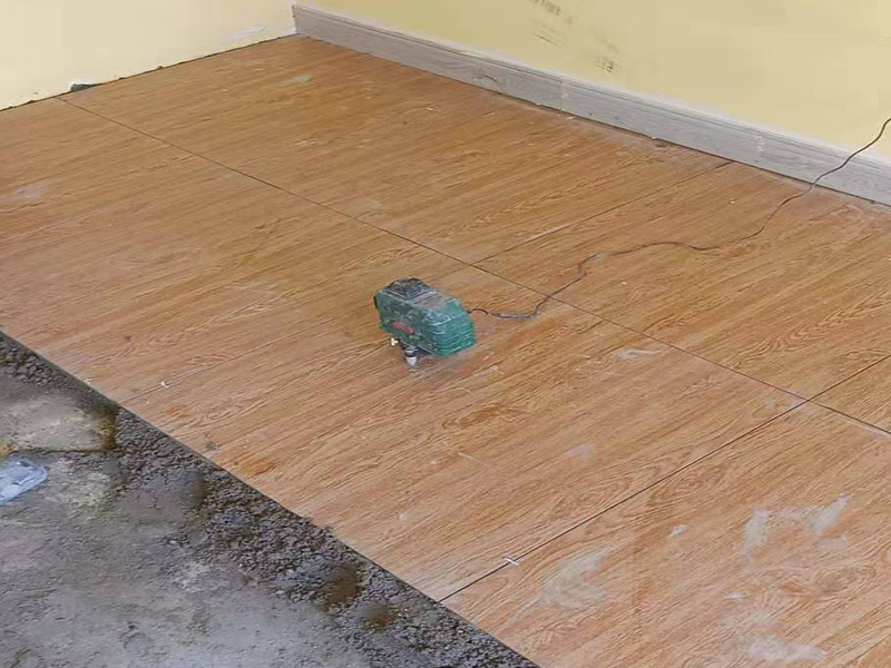 臥室地面瓷磚裝修：將砂土平整好，上面才好放瓷磚，注意一邊平整一邊將小的硬塊去掉，結(jié)合層材料應(yīng)當(dāng)勻?qū)崳€(wěn)固。結(jié)合層厚度宜取20-35mm；結(jié)合層與瓷磚應(yīng)分段同時(shí)鋪砌，鋪砌時(shí)宜采用水泥漿或干鋪泥灑水作粘結(jié)。用橡皮錘將瓷磚輕輕敲緊定位，切忌用大力，如果結(jié)合層不平應(yīng)拿掉瓷磚重新抹平?，F(xiàn)在看瓷磚之間有沒(méi)有板塊不嚴(yán)，板塊厚薄不一，尺寸誤差大的問(wèn)題，否則鋪設(shè)出來(lái)影響美觀。給瓷磚背面上水泥，上水泥前要盡量清除瓷磚表面的浮土，這樣才不會(huì)影響水泥的黏結(jié)能力。