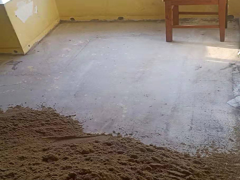 臥室地面瓷磚裝修：將砂土平整好，上面才好放瓷磚，注意一邊平整一邊將小的硬塊去掉，結(jié)合層材料應(yīng)當(dāng)勻?qū)崳€(wěn)固。結(jié)合層厚度宜取20-35mm；結(jié)合層與瓷磚應(yīng)分段同時(shí)鋪砌，鋪砌時(shí)宜采用水泥漿或干鋪泥灑水作粘結(jié)。用橡皮錘將瓷磚輕輕敲緊定位，切忌用大力，如果結(jié)合層不平應(yīng)拿掉瓷磚重新抹平?，F(xiàn)在看瓷磚之間有沒(méi)有板塊不嚴(yán)，板塊厚薄不一，尺寸誤差大的問(wèn)題，否則鋪設(shè)出來(lái)影響美觀。給瓷磚背面上水泥，上水泥前要盡量清除瓷磚表面的浮土，這樣才不會(huì)影響水泥的黏結(jié)能力。