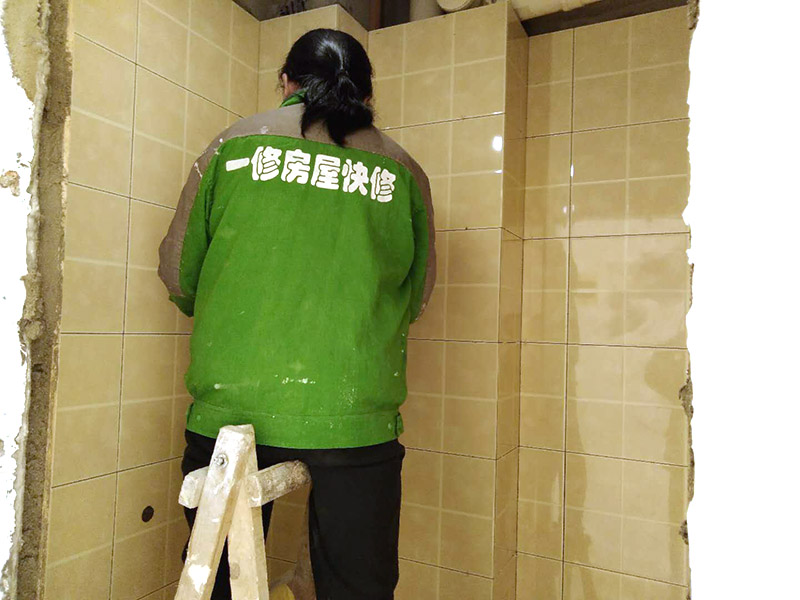 衛(wèi)生間貼磚施工：衛(wèi)生間墻磚的規(guī)格一定要與鋪貼面積協(xié)調(diào)衛(wèi)生間墻磚的規(guī)格不宜過大,規(guī)格過大的墻磚會給人一種不協(xié)調(diào)的感覺,而小尺寸的墻磚裝飾效果則更好,在一定程度上可以增加衛(wèi)生間的空間感。在進(jìn)行衛(wèi)生間墻磚鋪貼之前一定要做好排磚方案鋪貼前一定要做排磚方案,盡量不要出現(xiàn)小于墻磚三分之一的窄列。確須切割,瓷磚經(jīng)過切割后以剩下大于三分之二的為宜。3、了解水電布線走向在鋪貼之前一定要記住墻面水管電線的走向,最好將電路、水路的走線圖保存好。而且一定要進(jìn)行一次閉水、閉電實驗,以免出現(xiàn)漏水、漏電的情況。