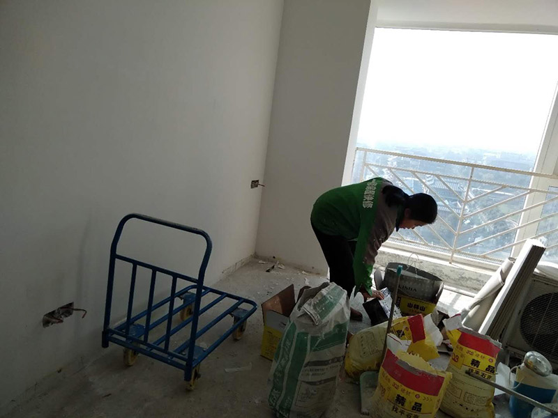 衛(wèi)生間貼磚施工：衛(wèi)生間墻磚的規(guī)格一定要與鋪貼面積協(xié)調(diào)衛(wèi)生間墻磚的規(guī)格不宜過大,規(guī)格過大的墻磚會給人一種不協(xié)調(diào)的感覺,而小尺寸的墻磚裝飾效果則更好,在一定程度上可以增加衛(wèi)生間的空間感。在進(jìn)行衛(wèi)生間墻磚鋪貼之前一定要做好排磚方案鋪貼前一定要做排磚方案,盡量不要出現(xiàn)小于墻磚三分之一的窄列。確須切割,瓷磚經(jīng)過切割后以剩下大于三分之二的為宜。3、了解水電布線走向在鋪貼之前一定要記住墻面水管電線的走向,最好將電路、水路的走線圖保存好。而且一定要進(jìn)行一次閉水、閉電實驗,以免出現(xiàn)漏水、漏電的情況。