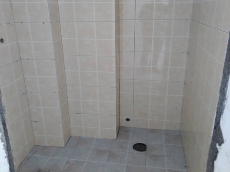 衛(wèi)生間貼磚施工：衛(wèi)生間墻磚的規(guī)格一定要與鋪貼面積協(xié)調(diào)衛(wèi)生間墻磚的規(guī)格不宜過大,規(guī)格過大的墻磚會給人一種不協(xié)調(diào)的感覺,而小尺寸的墻磚裝飾效果則更好,在一定程度上可以增加衛(wèi)生間的空間感。在進(jìn)行衛(wèi)生間墻磚鋪貼之前一定要做好排磚方案鋪貼前一定要做排磚方案,盡量不要出現(xiàn)小于墻磚三分之一的窄列。確須切割,瓷磚經(jīng)過切割后以剩下大于三分之二的為宜。3、了解水電布線走向在鋪貼之前一定要記住墻面水管電線的走向,最好將電路、水路的走線圖保存好。而且一定要進(jìn)行一次閉水、閉電實驗,以免出現(xiàn)漏水、漏電的情況。